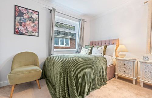 M54 Luxury Escape Sleeps 7- 4 Beds Off M54 - Driveway Parking- RAF Cosford Telford Albrighton Oxley Staffordshire -JLR Wolves Stafford I54 Business Park- 10 Mins to M6- 45 Mins to NEC and BHX Airport Regular & Long Work Stays available - Samina- ARZ Stays - Photo 1