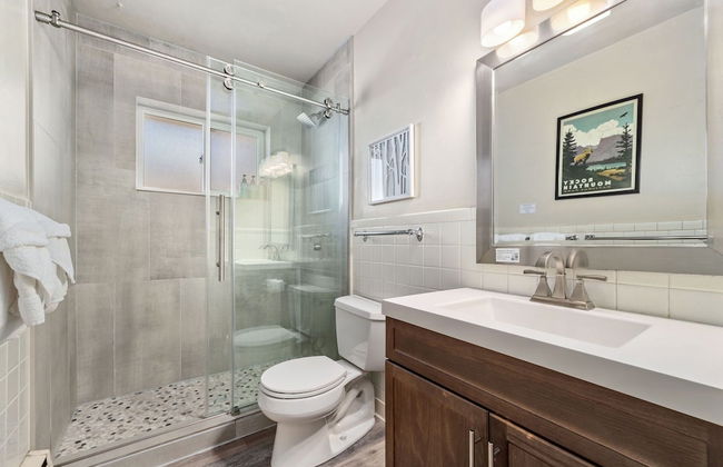 Brick Suite | Bright & Bold Retreat Near Old Town - Foto 7