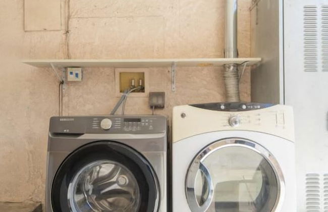 Charming Spacious Home - Modern Comforts, Prime Location - Photo 47