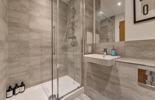 SUPERIOR AIRPORT SUITE, FREE Parking, Stylish, BALCONY, Two Bathrooms, Close To Airport, Station & Centre - Foto 48