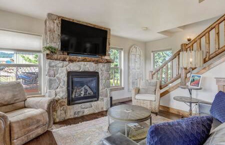 Cabin~Views~Heart of Town~W&D~Fireplace~Kitchen - Foto 7