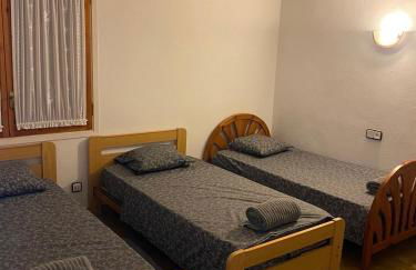 4 Bed Villa - Sleeps 8 - Pool - HotTub - Garden - Foto 8