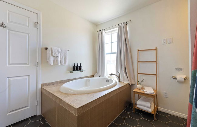 Casa De Kota by Avantstay Pool, Firepit, & Games Secluded & Chic - Photo 20