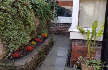 Cosy Apartment in Private Courtyard - Photo 2