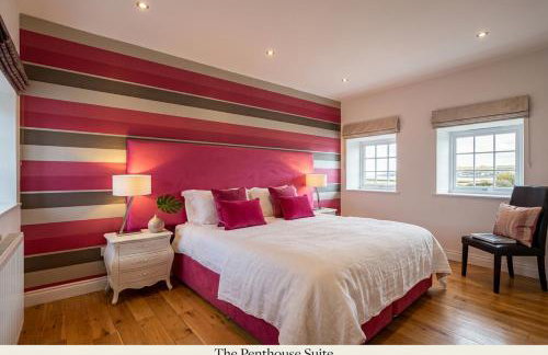 Bamburgh - Sleeps 8 - 3 Bedrooms 2 Bathrooms - Secure Garden - Dogs Stay For Free - Stunning Beach Walks and Views - Log Fire - Outdoor Seating and Eating - Off Street Parking - Quiet Rural Location - Fast Wifi - Foto 15