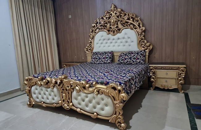 Impeccable 4-bed Villa in Gujrat - Photo 11