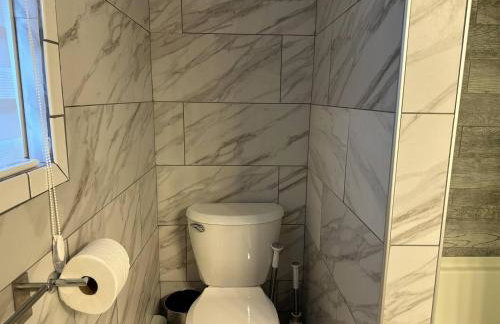 Stylish 3 BR Entire Home NearTown & Beach with Pool Table & King Bed - Foto 18