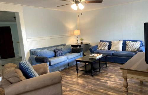 Tucked Away Newly Renovated 2 Bedroom/ 1 Bath Sleeps 8 - Photo 4