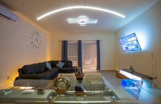 Luxury Apartment With Poll - Photo 19