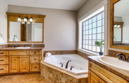 Rigby Gem with Hot Tub Theater Game Room Grill - Foto 21