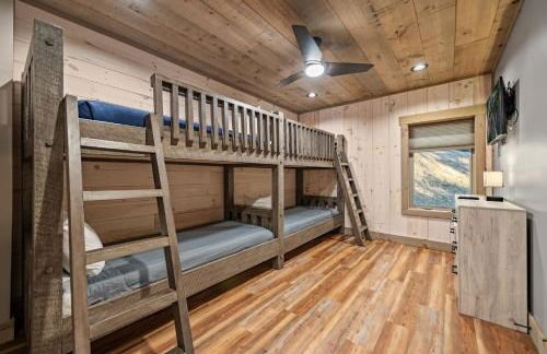 Honeysuckle Chalet - Luxe Mountain Chalet - Hot Tub, Wi-Fi, Pool Table, Party Deck, Fire Pit - 15 mins to Blue Ridge! - Foto 59