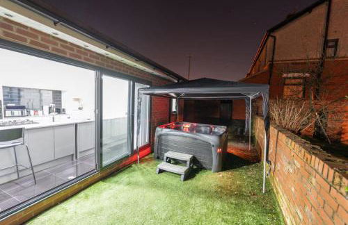 Group-Friendly Home near Manchester with Hot Tub and Private Cinema Room - Foto 45