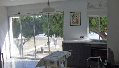 Beachfront House - Photo 4