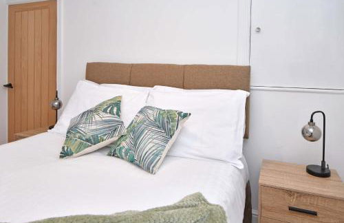 Chapel House by YourStays - Two bed cottage in Market Town of Sandbach, high end finish - Photo 26