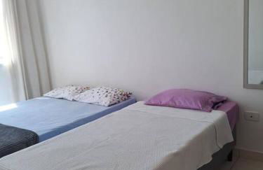 Apto aconchegante beira mar com ar no quarto - Foto 14