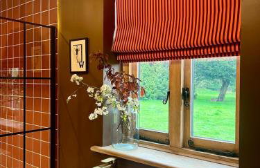 Farmhouse in Suffolk with wild swimming & hot tub - Photo 14