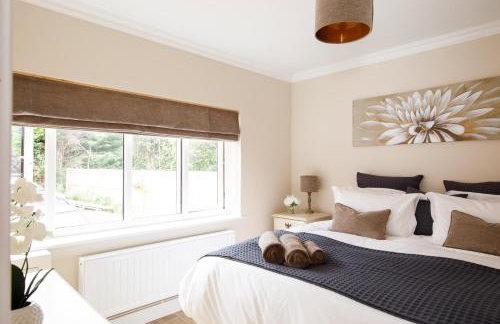 " Orchard Croft Lodge ", New Property, DOG FRIENDLY, Ideal for all Goodwood Events, 5 Minutes from Southend Barns, 9 Minutes From Sandy West Wittering Beach, 2 Bathrooms, Can Sleep 8 On Request, ' Starlink ' Wi-Fi & Sky Sports, Zip & Link Super-King beds - Foto 21