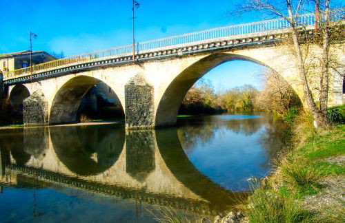 3 Bed-Sleeps 6-Balcony-Pets-Parking-Town Centre - Photo 9