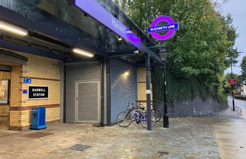 Luxury 1BR Modern Flat in London W7 with Terrace & Private Parking - Foto 12