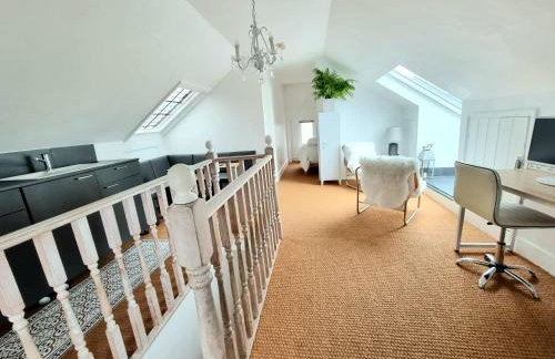West Hill Retreat Seaview Balcony Loft Apartment & Free Offstreet Parking - Foto 14