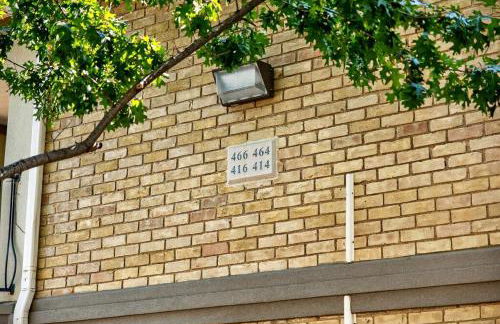 Walk to AT&T Stadium - Modern 2BR With Backyard - Foto 43