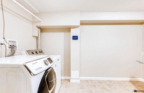 Family Retreat! By Denver + Hot Tub, Sleeps 10! - Foto 73