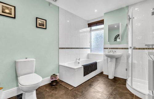 Spacious Stoke Townhouse 3BR Near Hospital & M6 with Parking - Foto 27