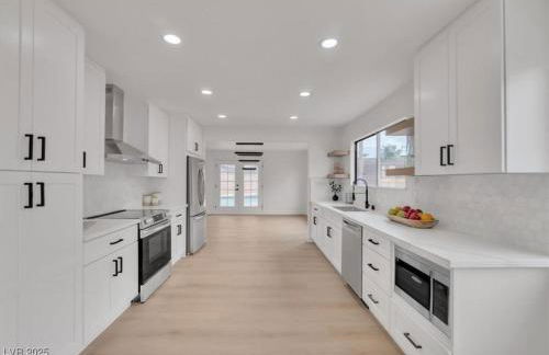 4 bedroom Luxuriously Furnished Modern Mansion With Pool, Spa, and Patio - Foto 3