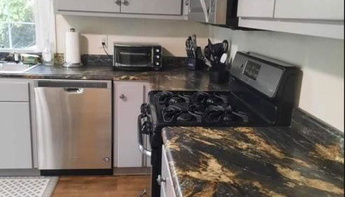 Stylish and Convenient with WiFi & Fenced yard - Foto 3