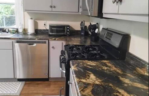 Stylish and Convenient with WiFi & Fenced yard - Foto 3