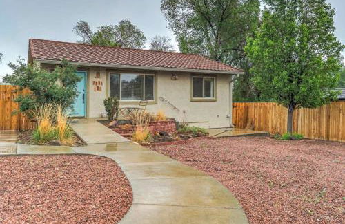 2BR Cottage with outdoor seating near Hiking & DT - Foto 33