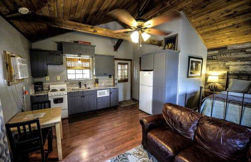 Blue Bird Cabin with Hot Tub in Texas Hill Country - Foto 6