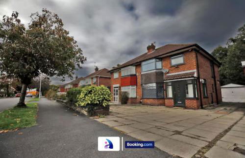 Spacious 3 BDR By Avalora Short Lets & Serviced Accommodation Queensway With Big Garden, Near Train Station, Airport & Large Driveway - Photo 29