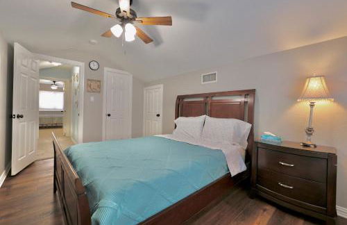 Gorgeous 4 bedroom 2,5 bath Home with Heated Pool, Spa & Game Room close to DFW Airport - Photo 16