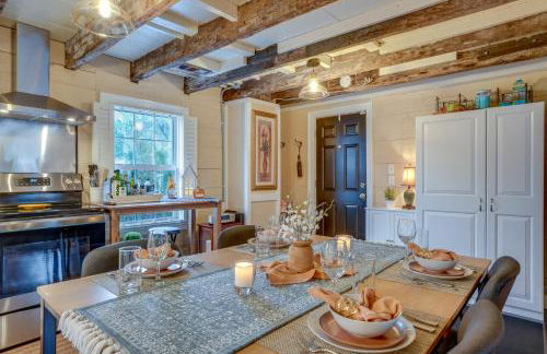 Walk to Beach Historical Fredericksburg Home - Foto 9