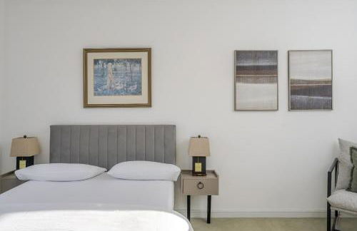 Luxurious 3 Bed House with Free Parking, Sky TV, Movies & Netflix - Foto 13