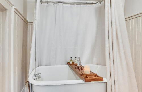 Historic Farmhouse Near Mountains and Colleges! - Foto 20