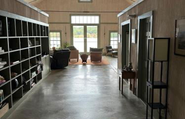 More Boathouse than Lakehouse - Foto 28