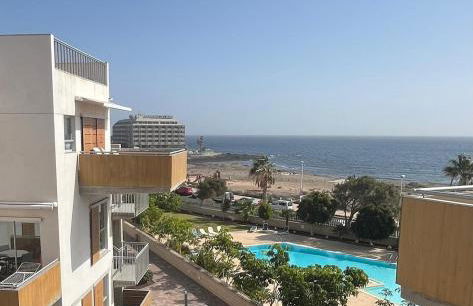 Stunning Chic Penthouse retreat in front of the beach - Foto 41