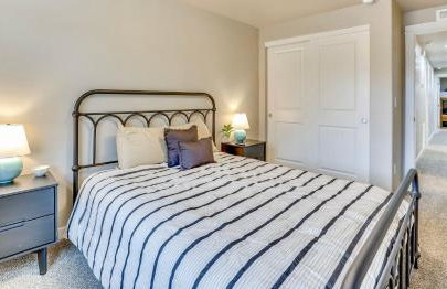 North End blue -Hot Tub - Fire Pit - Downtown -4BR - Photo 16