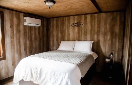 Rustic Chic Alabama Cabin w Loft Fire Pit Pet Friendly Fenced Yard Lake Guntersville - Lucky Lodge - Foto 16