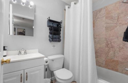 Modern 3BR Near NYC with Pool Table Sleeps 11 - Foto 27