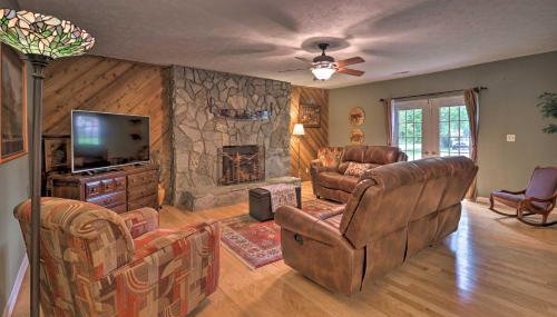 Hendersonville Home with Fire Pit 5 Mi to Downtown! - Foto 4