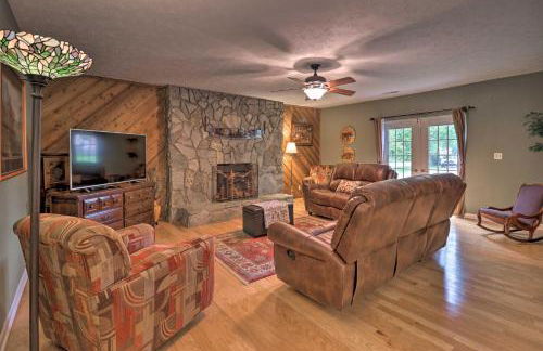 Hendersonville Home with Fire Pit 5 Mi to Downtown! - Foto 4
