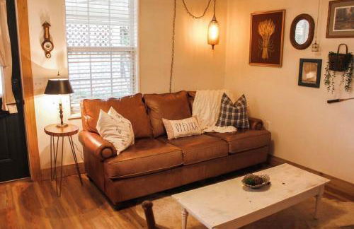 The Greenhouse Cozy Cottage- Walk to Downtown! - Foto 2