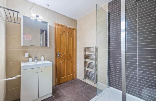 Spacious 4 Bedroom Home Near City Centre Sleeps 11 with Free Parking - Foto 36