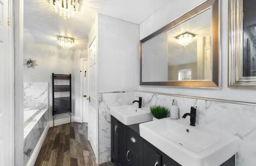 Montague House Town Centre sleeps up to 12 guests - Photo 23