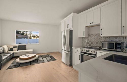 Spacious Modern Home with Rooftop & Private Backyard - Foto 28