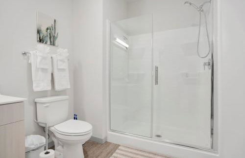 Pool with Free Covered Parking and Washer & Dryer in Unit - Foto 15