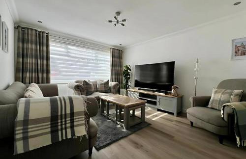 Dunmuir House 4 Bedroom 2 bathroom House & Garden in Denny - Photo 3